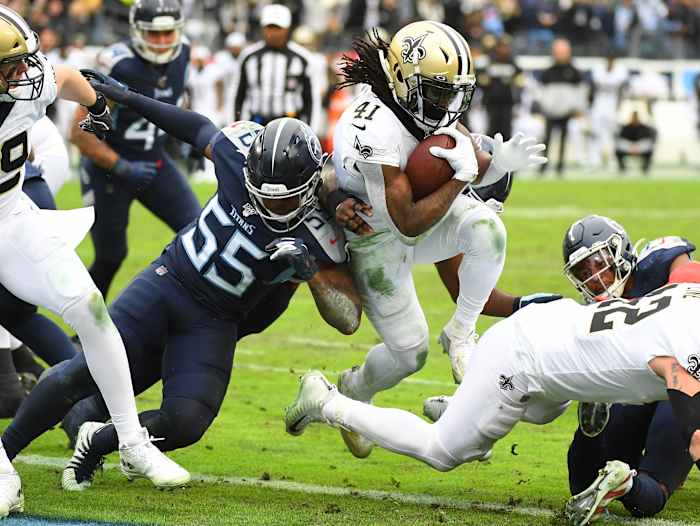 Alvin Kamara scores a Touchdown over the Titans